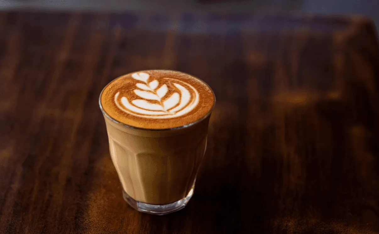 Ly cà phê latte được phục vụ ở nhiệt độ chuẩn 60-70 độ C, tối ưu hóa vị ngọt của sữa tươi