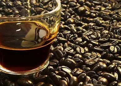 Ly cà phê nguyên chất có màu nâu cánh gián trong trẻo, thể hiện chất lượng cao
