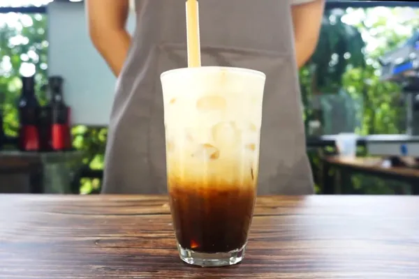 Ly cà phê sữa tươi thành phẩm có hai tầng màu sắc rõ rệt, đẹp mắt và hấp dẫn