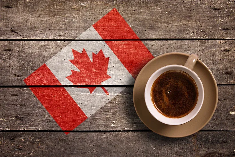 Ly cà phê và cờ Canada tượng trưng cho tiềm năng xuất khẩu và cách tiếp thị cà phê vào thị trường này