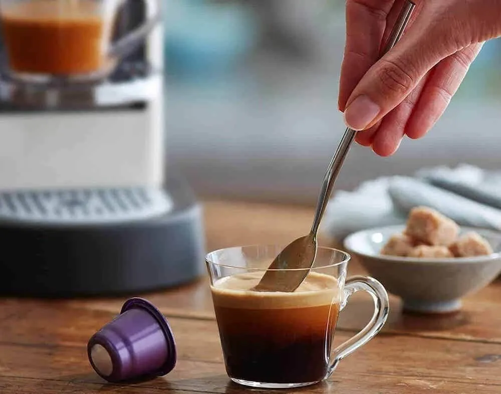 Ly cà phê viên nén đã hoàn thành, thể hiện độ đậm đà và hương thơm sau khi pha thủ công.