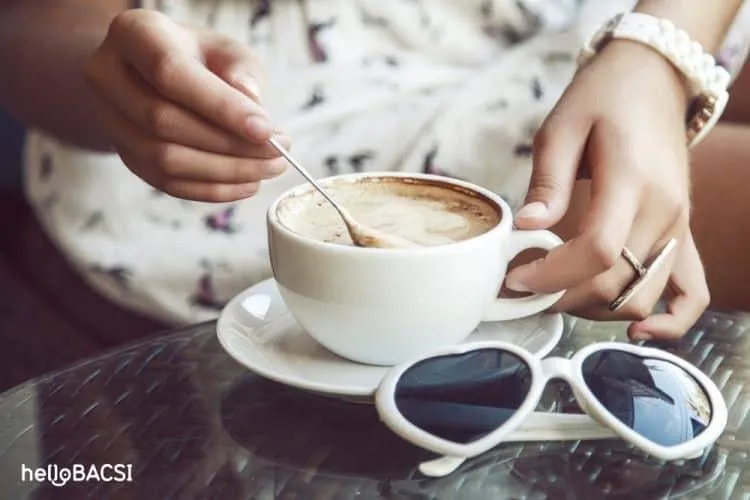 Ly cà phê với bọt sữa trên bề mặt minh họa việc thưởng thức cà phê điều độ