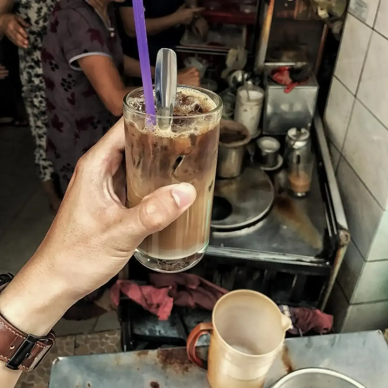 Ly cà phê vợt đậm đà hương vị truyền thống