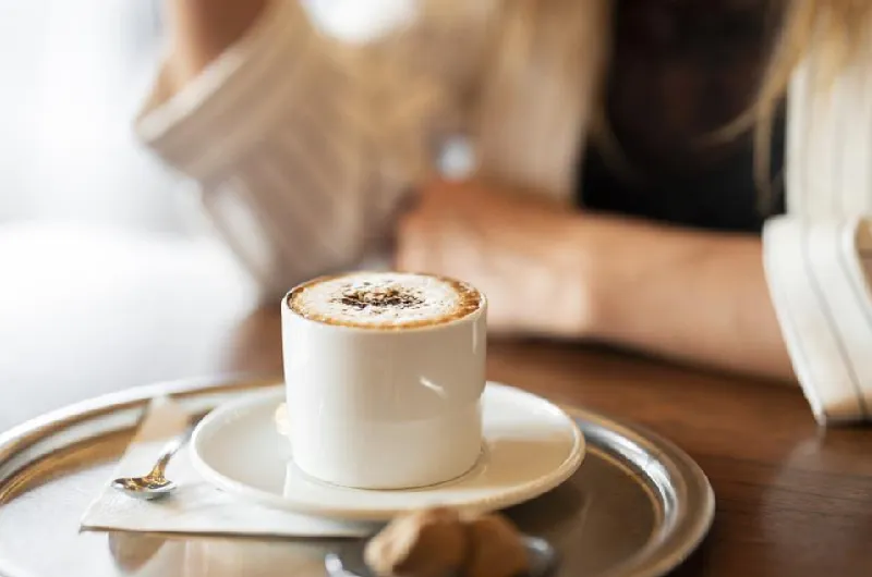 Ly Cappuccino với lớp bọt dày, một trong những loại cà phê pha máy được yêu thích