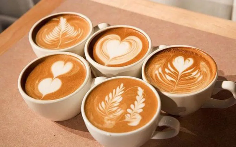Ly Latte hoàn chỉnh với Latte Art hình trái tim trên bề mặt