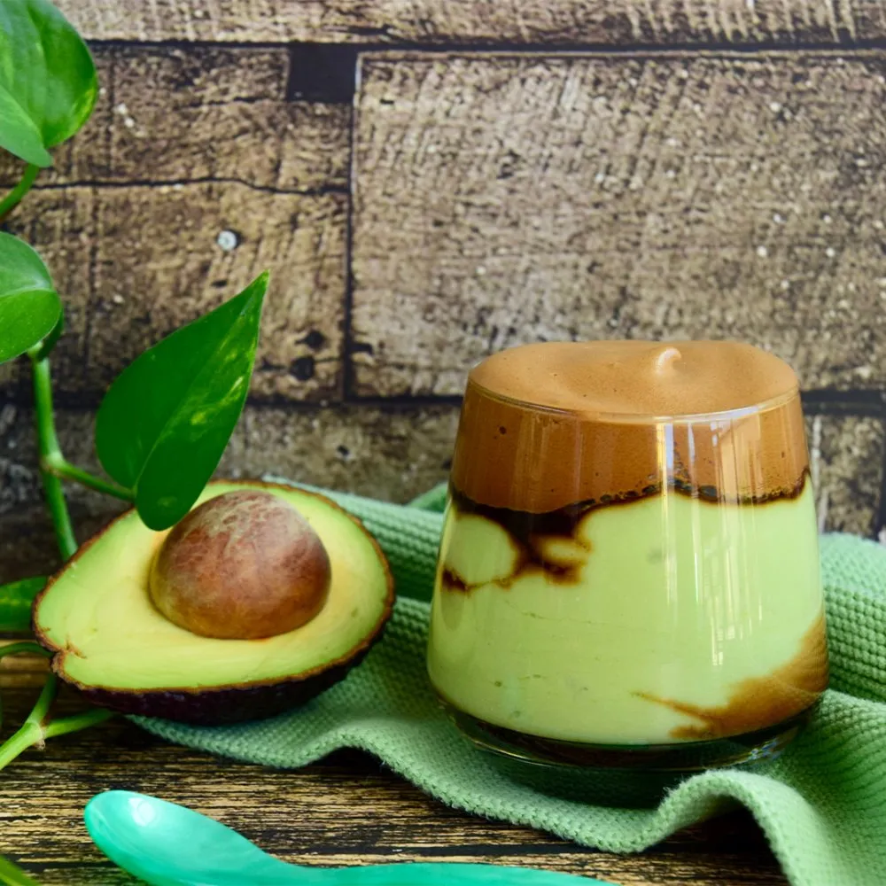 Ly thành phẩm cà phê bơ thơm ngon hấp dẫn với lớp kem cà phê sánh mịn bên trên