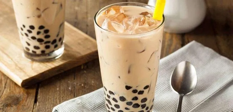 Ly trà sữa cà phê hoàn chỉnh với lớp bọt đẹp mắt, sẵn sàng để thưởng thức