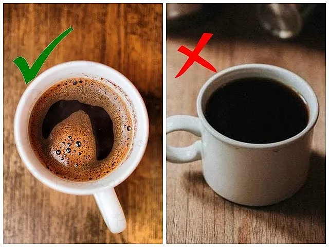 Màu nâu hổ phách quyến rũ của ly cà phê đá nguyên chất, thành phẩm hoàn hảo từ cách pha cà phê pin