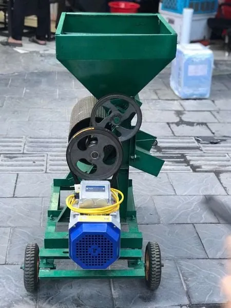 Máy chà vỏ cà phê TBC300 được trang bị bánh xe giúp di chuyển linh hoạt