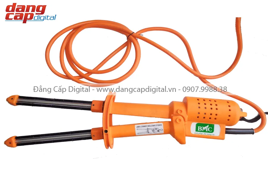 Máy hái cà phê BMC đang hoạt động, tuốt quả nhanh chóng trên cành