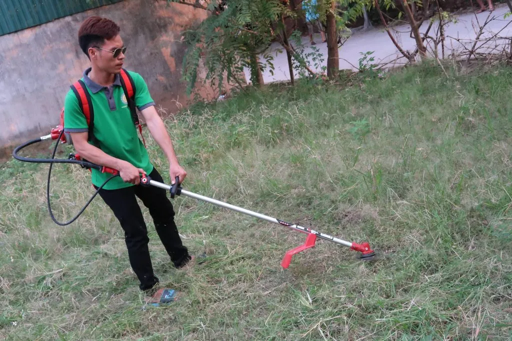 Máy làm cỏ cà phê được lắp bộ phận cưa cành trên cao