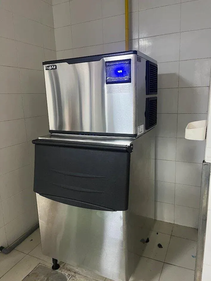 Máy làm đá Fuji Air 230 hoạt động ổn định, cung cấp lượng đá sạch dồi dào cho quán cafe