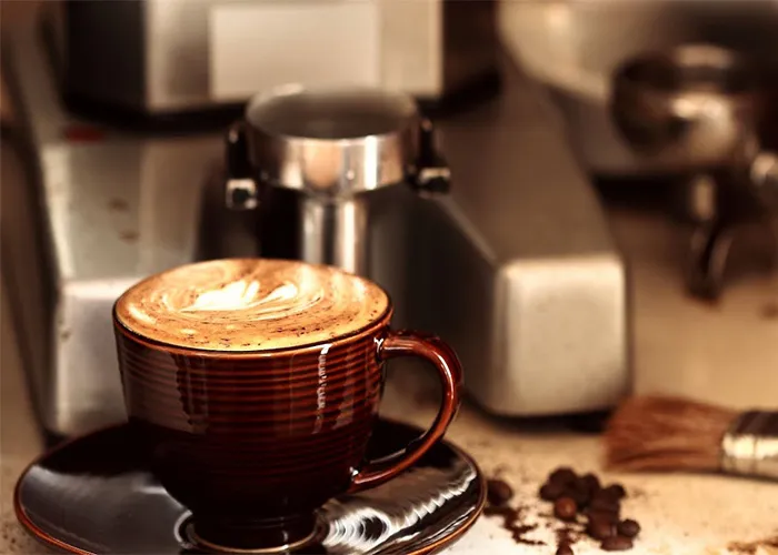 Máy pha cà phê bán tự động chuyên nghiệp đang hoạt động để chiết xuất shot Espresso đạt chuẩn vàng