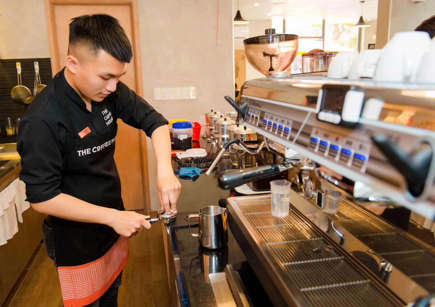 Máy Pha Cà Phê Công Nghiệp Đặt Trên Quầy Pha Chế The Coffee House Tối Ưu