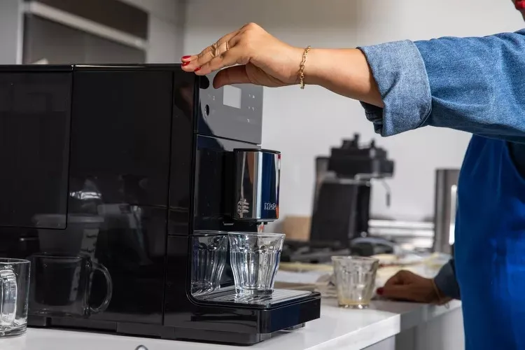 Máy pha cà phê siêu tự động, giải pháp tối ưu hóa quy trình với sự can thiệp tối thiểu của người dùng