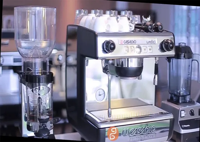 Máy pha cà phê tiếng Anh Coffeemaker có vai trò quan trọng trong việc tạo ra hương vị cà phê đồng đều