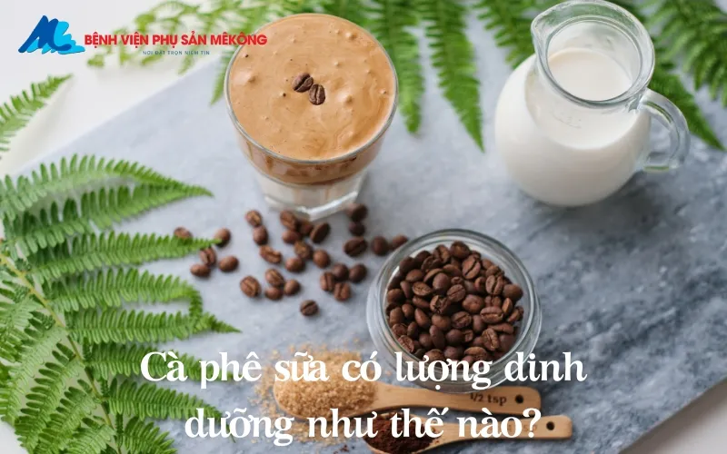 Mẹ bầu đang cầm ly cà phê sữa và xem xét việc uống trong thai kỳ