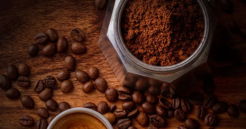Mẹ đang cho con bú uống cà phê với lượng giới hạn 300mg mỗi ngày
