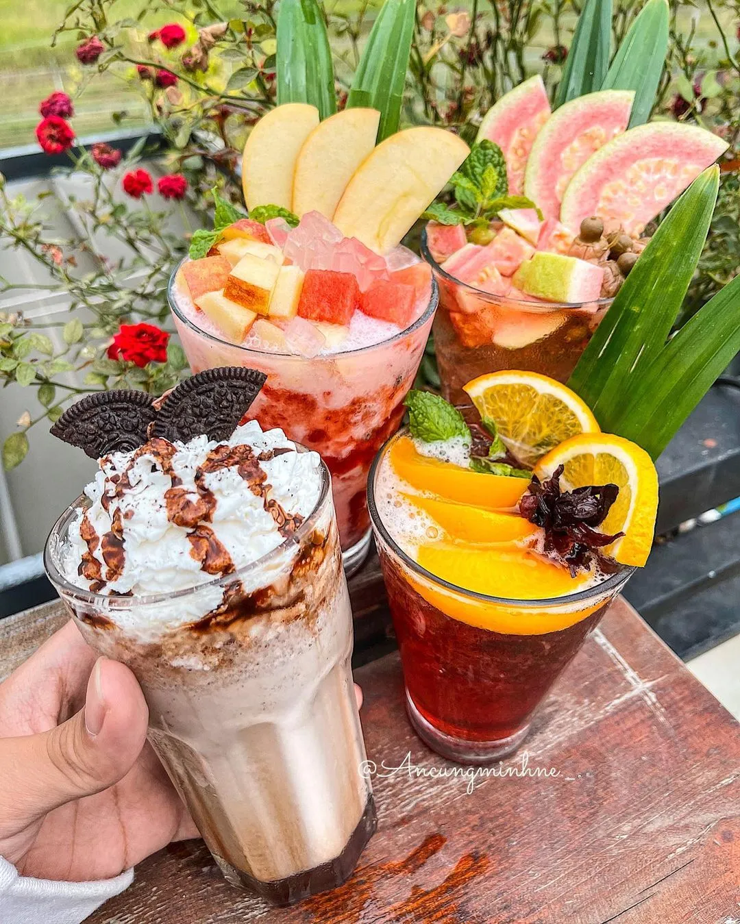 Menu đồ uống đa dạng tại quán cà phê ngắm máy bay khu vực Quang Trung