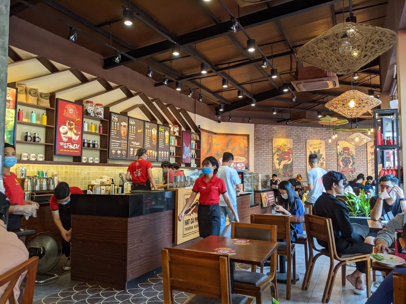 Minh họa chiến lược marketing của Highlands Coffee trong việc giữ vững trải nghiệm khách hàng