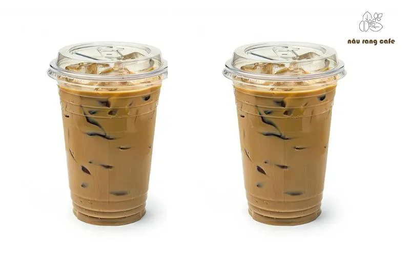 Mô tả một ly cà phê sữa đá truyền thống Việt Nam được pha bằng phin với lớp sữa đặc dưới đáy