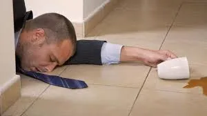 Mô tả một người đang ôm đầu với vẻ mặt khó chịu, minh họa cảm giác nôn nao, choáng váng khi bị say cà phê
