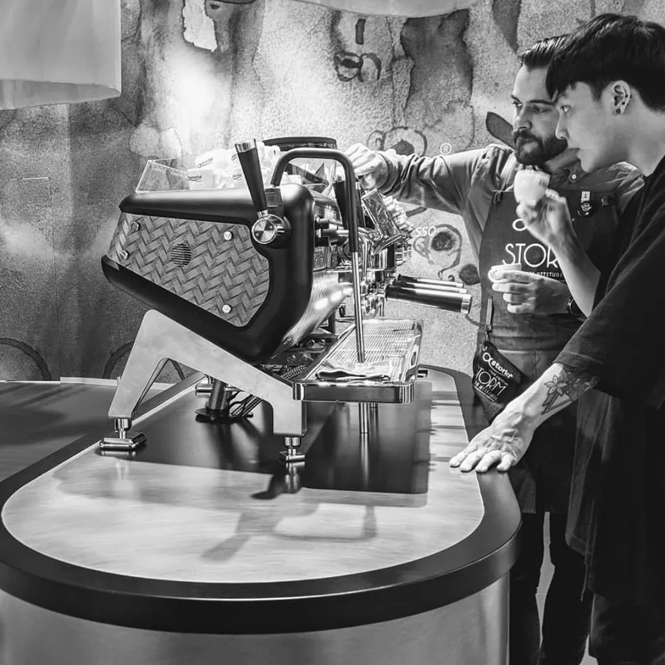 Một barista cần phải có kỹ năng pha chế và sử dụng thành thạo các dụng cụ pha chế
