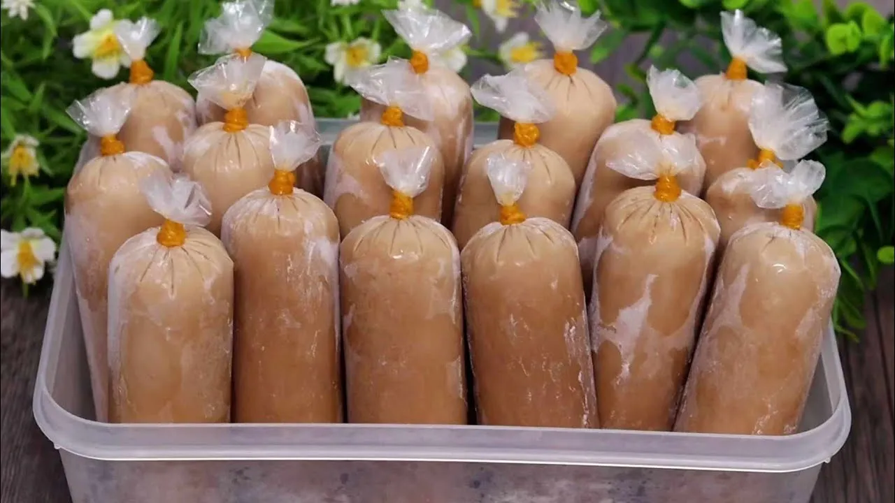 Một chén cà phê đậm đặc được pha bằng phin truyền thống của Việt Nam để làm cốt cho món cà phê sữa bịch