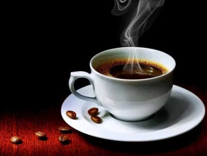 Một chuyên gia đang thực hiện quy trình thử nếm (cupping) cà phê