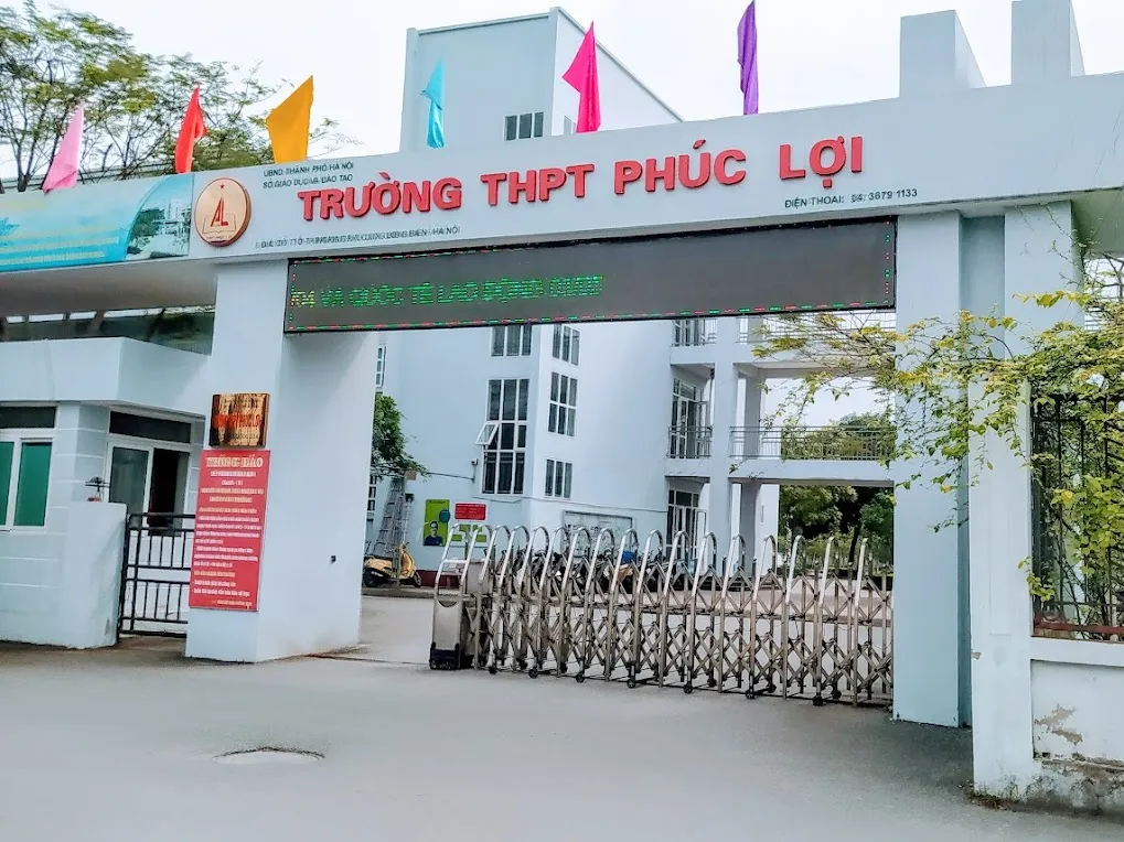 Một góc sân trường THPT Phúc Lợi khang trang hiện đại, thể hiện cơ sở vật chất của trường