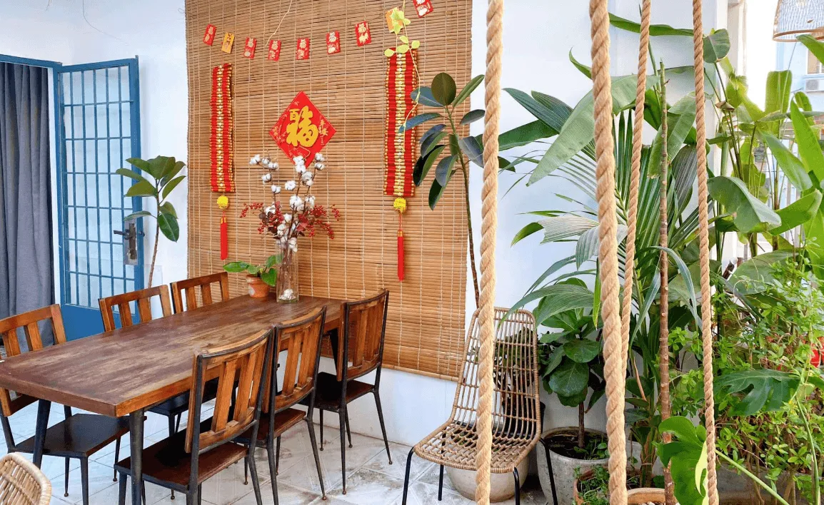 Một góc tường được trang trí nghệ thuật và slogan thú vị tạo thành khu vực check-in độc đáo thu hút khách hàng