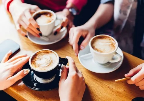 Một ly cà phê được pha chế đẹp mắt, gợi nhắc đến nguồn gốc của vấn đề say cà phê.