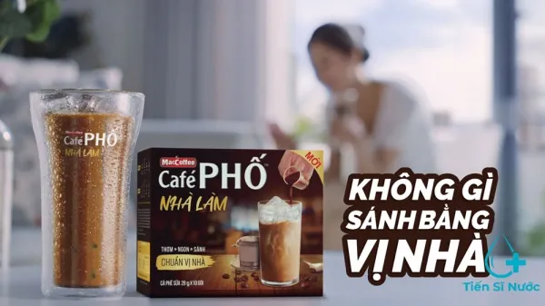 Một ly cà phê hòa tan được khuấy đều trên mặt bàn