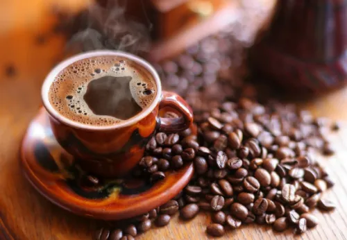 Một ly cà phê và một ly nước lọc, tượng trưng cho việc uống nước để pha loãng caffeine trong máu