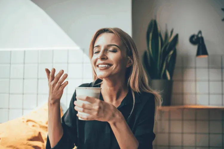 Một người đang uống cà phê buổi sáng kèm với bữa ăn nhẹ lành mạnh