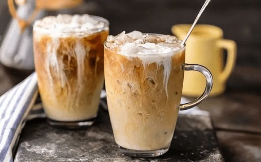 Một người pha chế đang thực hiện kỹ thuật Pour-over bằng ấm cổ ngỗng để có ly cà phê ngon