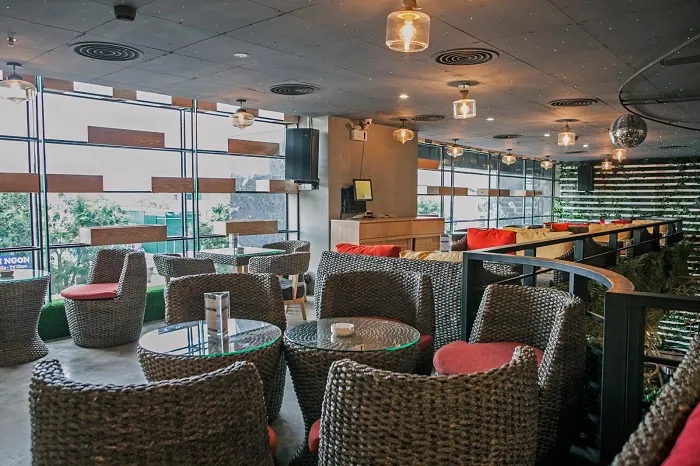 Một phần không gian tầng 2 của Trixie Cafe với thiết kế mô hình rừng nhiệt đới, tạo cảm giác thư giãn, yên tĩnh giữa lòng Hà Nội