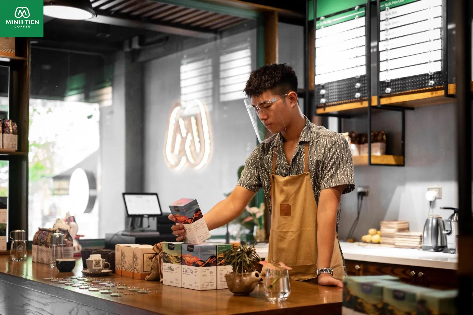 Một tách cà phê hòa tan với những cánh hoa tạo hình trái tim trên bọt, tượng trưng cho việc sử dụng đúng cách