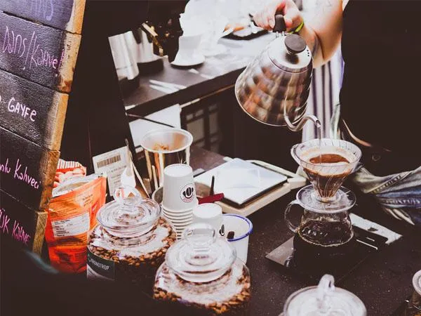 Một tách Latte được tạo hình nghệ thuật, thể hiện kỹ thuật rót chuyên nghiệp