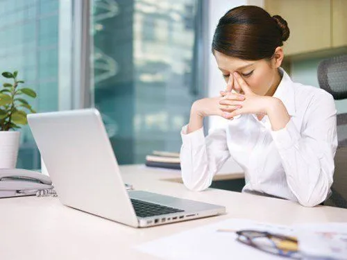 Người đang cầm cốc cà phê thể hiện tâm trạng thoải mái