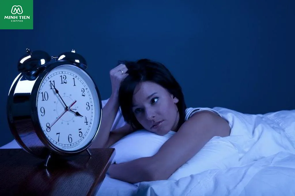 Người đang nằm trên giường và có vẻ mất ngủ vì uống cà phê hòa tan quá nhiều