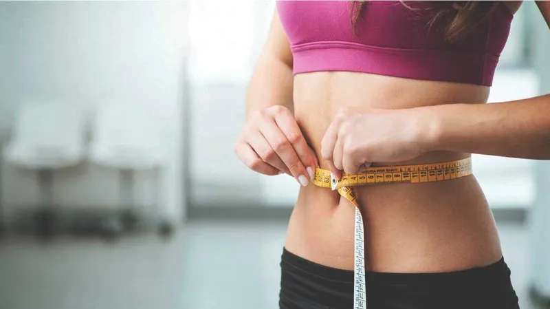 Người đang tập thể dục tại phòng gym, minh họa tác dụng tăng khả năng vận động và hỗ trợ giảm cân của cà phê