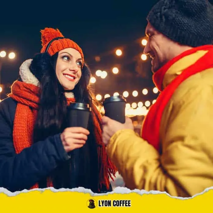 Người đang thư giãn và tuân thủ các khuyến cáo khi uống cà phê vào buổi tối