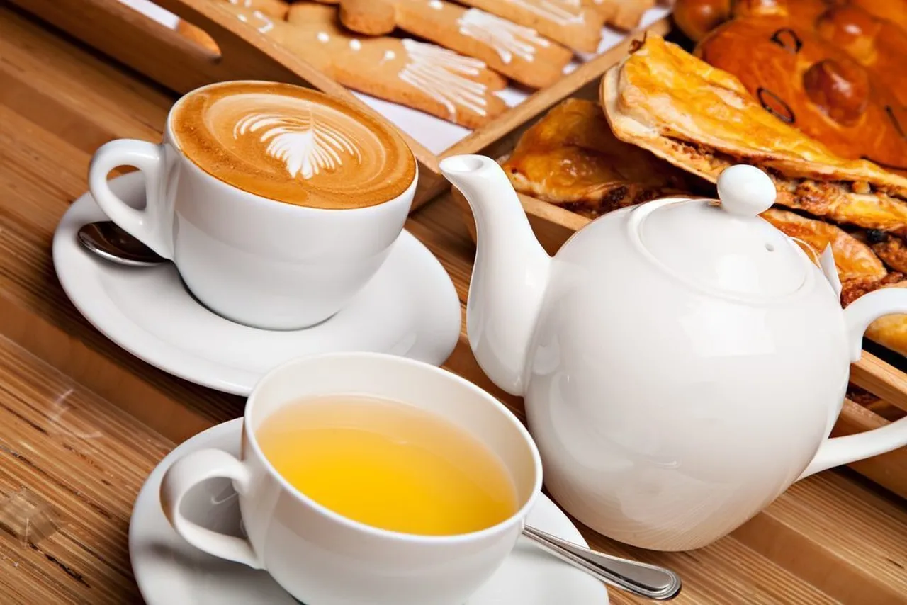 Người lớn không nên uống quá 400mg cafein/ngày để tránh tác hại của việc uống quá nhiều cà phê
