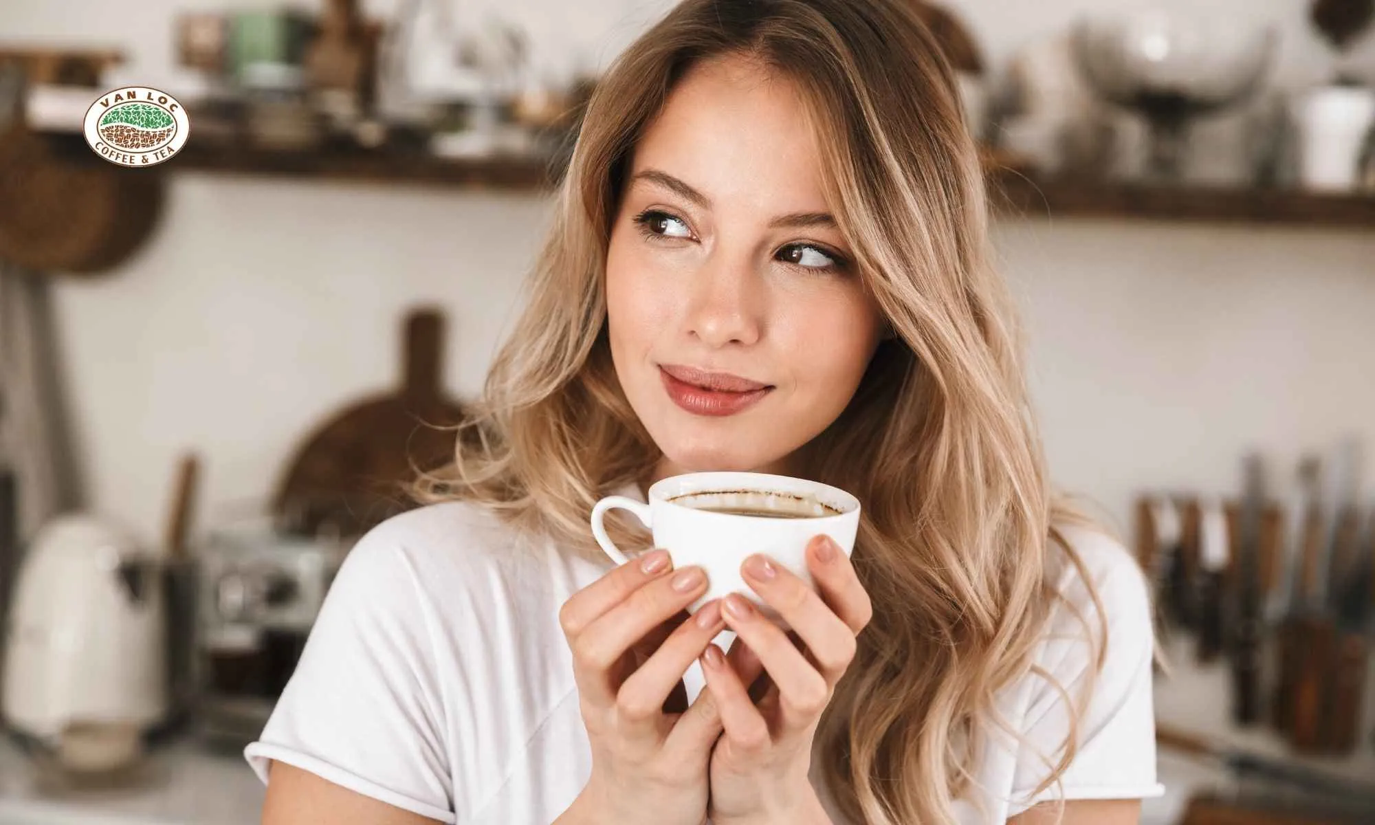 Người phụ nữ đang thưởng thức cà phê vào buổi sáng, minh họa lợi ích của việc uống cà phê điều độ đối với sức khỏe tinh thần và thể chất