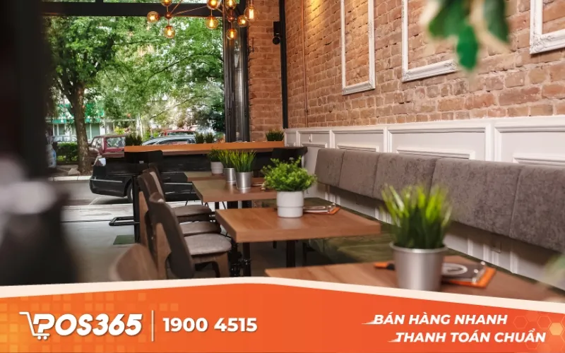 Người quản lý đang điều hành hoạt động kinh doanh tại quầy pha chế