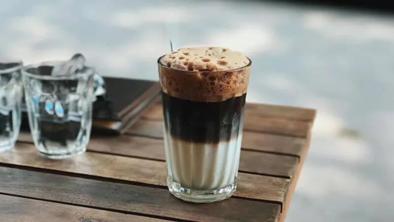 Người thợ đang pha cà phê lắc chuyên nghiệp bằng shaker