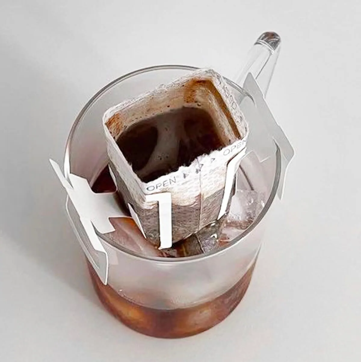 Người thưởng thức cà phê gói tiện lợi
