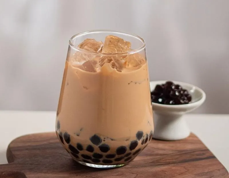 Nguyên liệu chính cho trà sữa cà phê bao gồm trà, cà phê, sữa và topping