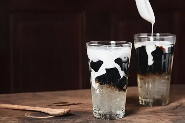 Nguyên liệu chuẩn bị cho món đông sương cà phê bao gồm bột rau câu, đường, và cà phê cốt đậm đặc